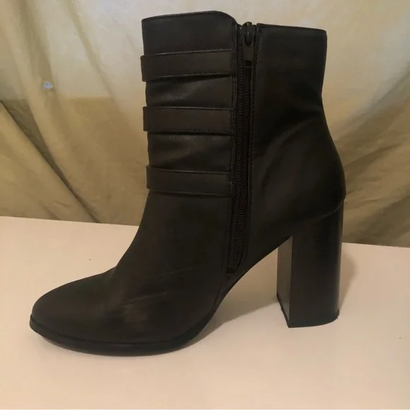 Forever 21 Black chunky heel ankle boot with buckles - Picture 3 of 7